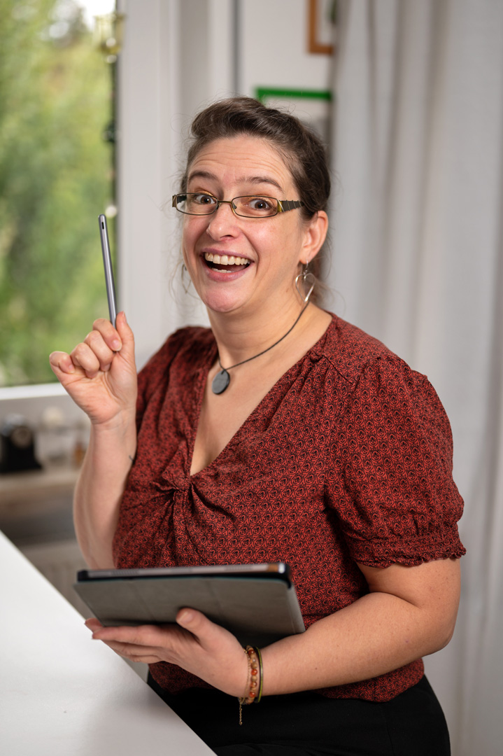 Carolin Meinhold am Computer sitzend, hat die nächste Brand Design Idee, in Pfaffenhofen a.d. Ilm